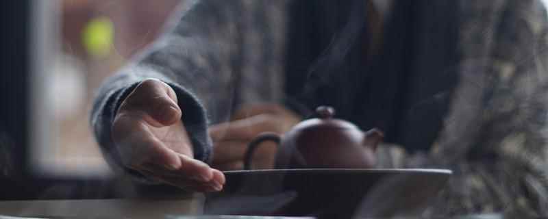 长期用嗓应该喝什么茶来护嗓呢(亮嗓喝什么茶效果最佳)